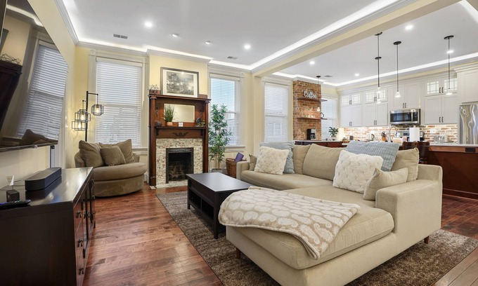 Clifton Apartment | Retreat to an Urban Stylish Loft in Clifton near the Zoo, UC, FC, Reds & Bengals