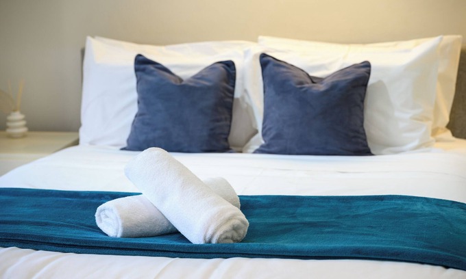 Wahroonga House | Retro brick wall courtyard cottage Walk to train station 6 people