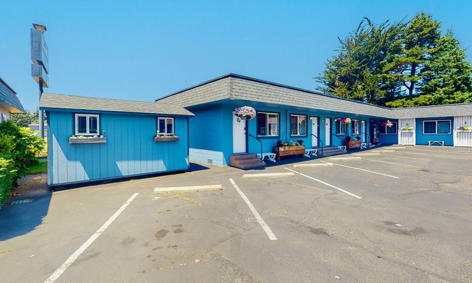 Bandon House | Retro-chic motel near beach with WiFi - walk to downtown shops & eateries