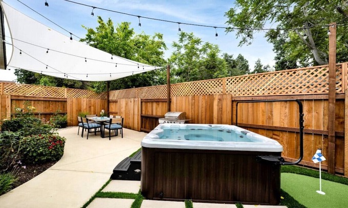 Thousand Oaks House | Retro Cottage, Hot Tub, Putting Green, walk to all