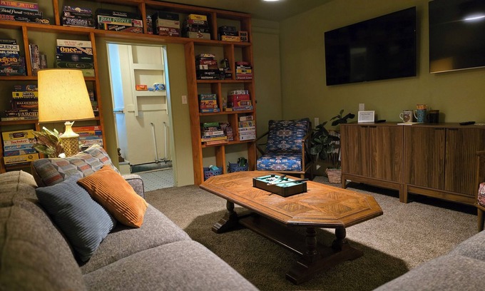 Edmond House | Retro Game Night Escape - Vintage Vibes & Classic Boardgame Fun Await!