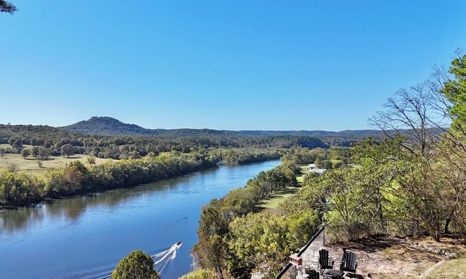 Calico Rock House | Retro River View Home in Calico Rock