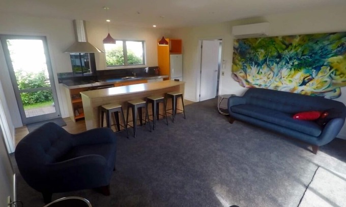 Wanaka Apartment | Retro styled apartment in sunny Wanaka