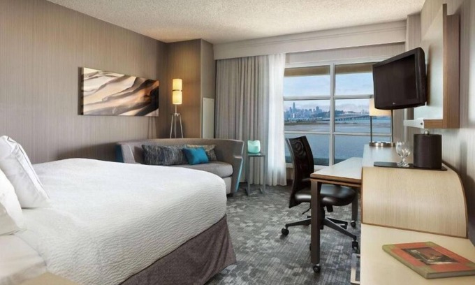 Emeryville Hotel | Revel in the Lap of Luxury! Minutes from Emeryville Community Organic Garden