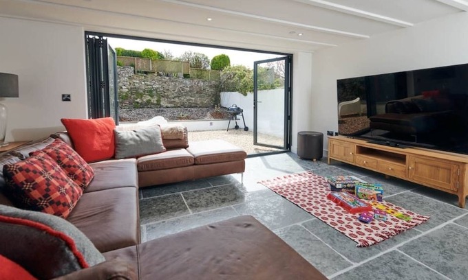 Laugharne House | Rhif Un , Premium cottage with Log burner & Enclosed garden