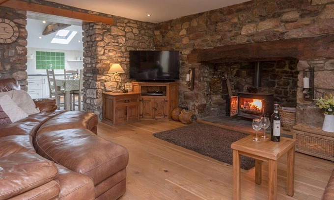 Llangadog Cottage | Rhiwddu Farmhouse dates back to the 16th Century