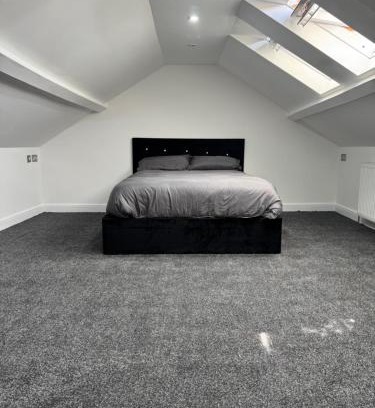 Tonyrefail House | Rhonda house share one bedroom in shared house