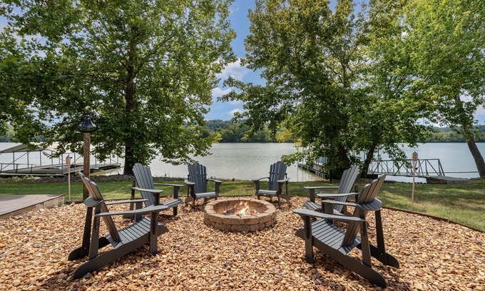 Ashland City House | Rhythm on the River- Private Dock - Game room & more!