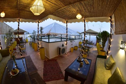 Bab Taghzout House | Riad Iklil