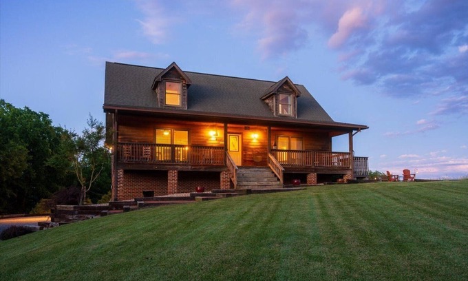 Staunton House | Ridgeview Retreat: Mountain Views and Pet Friendly