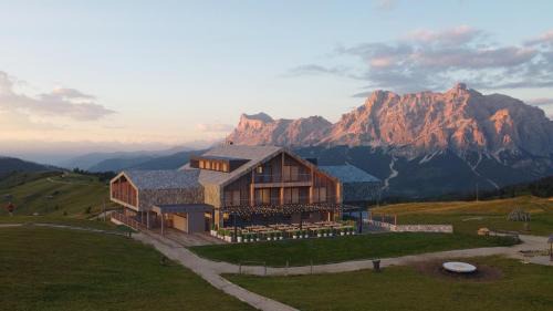 Corvara in Badia Cabin | Rifugio Alpino Pralongià