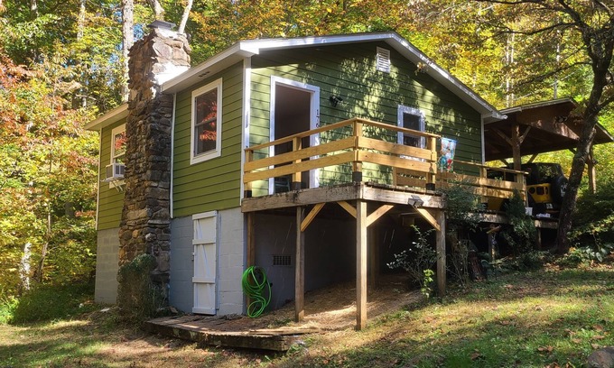 Franklin Cottage | Right off the NC Scenic HWY close to Highlands & minutes to Nantahala forest