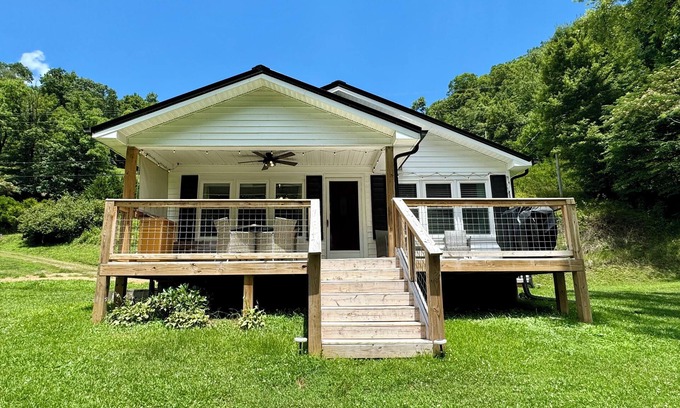Burnsville Cabin | Right on the River! Swimming🏊‍♀️ Fire Pit 🔥Fishing🎣 River Tubing 🌊