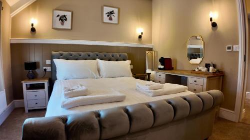 Fivelanes Hotel | Rising Sun Inn - Bronn Ewhella