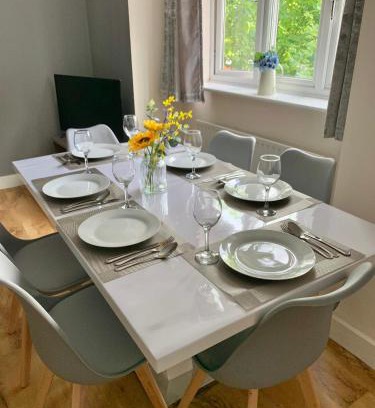 Oxford Apartment | Risinghurst, Oxford, an ENTIRE 2beds, 2bathrooms, free Wi-Fi, Free Parking