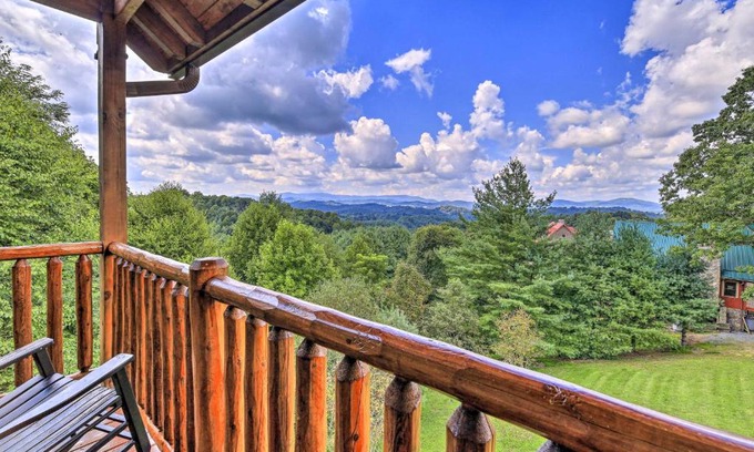 Piney Creek House | River Access and Game Room Piney Creek Cabin!