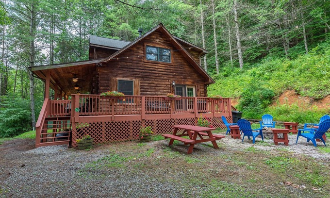 Burnsville Cabin | River Access, Hot tub, Swimming, Tubing, Fire Pit, Grill, Games, Private, Wi-Fi