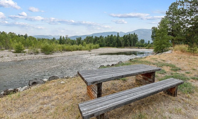 Grantsdale Cabin | River Bend Lodge: Luxury riverfront home