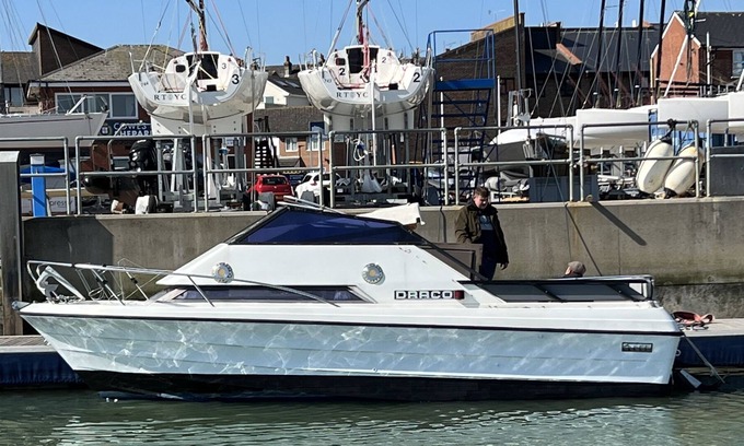 East Cowes Boat Rental | River Boat on the Isle of Wight set in a Beautiful Location