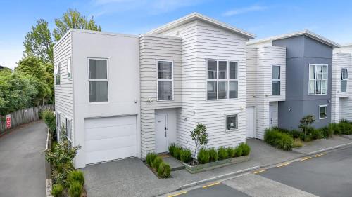 Hamilton House | River City Retreat! King Bed & Central - By KOSH BNB