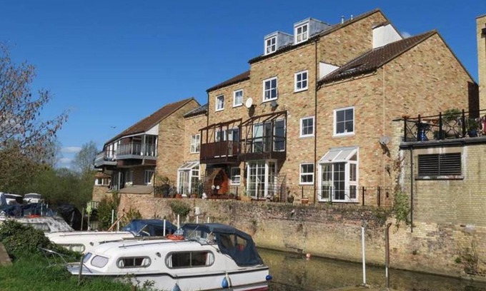 St Neots House | River Courtyard Apartment In The Heart Of