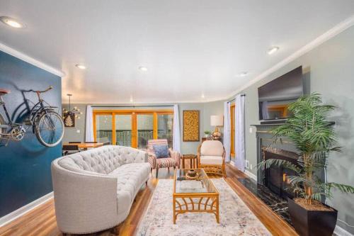 Appleton House | River Drive Retreat - Family Neighborhood sleeps 10