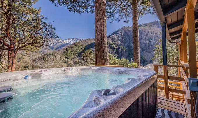 Springville Cabin | River Haus Sequoia - Views+KingBeds+HotTub+Modern