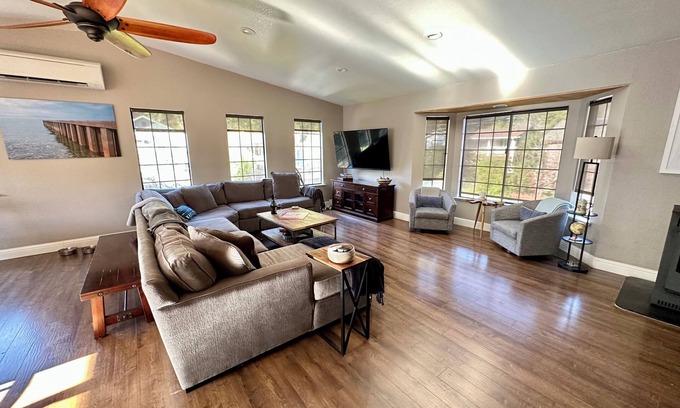 Guerneville House | River Haven: Hot Tub, Outdoor Lounge, Walk to Beach
