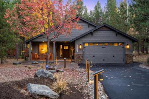Three Rivers House | River Meadows Pool Hot Tub - Deschutes Riverhaus
