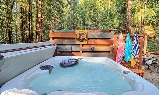 Rio Nido House | River Otter Retreat | Hot Tub, BBQ & Russian River