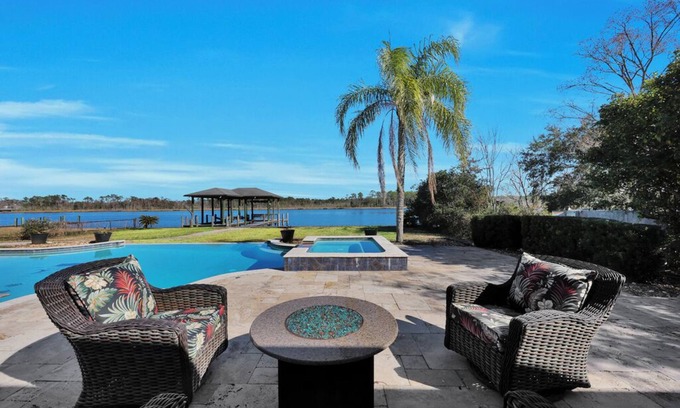 Wesconnett House | "River Sanctuary"-Pool Home on River frontage- 4000 sq. ft. Sleeps 8