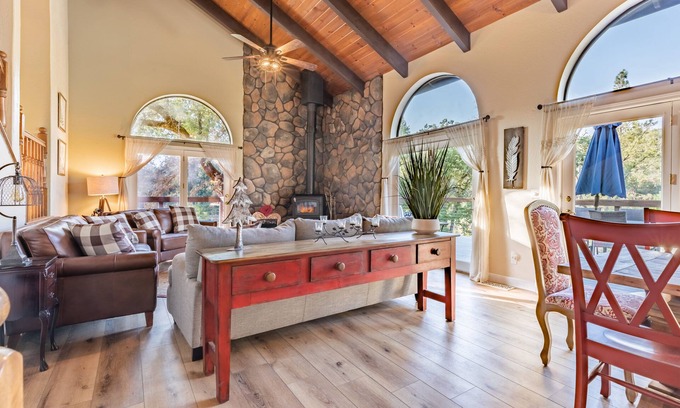 Oakhurst House | River View Retreat Sleeps 16/hot tub/basketball court