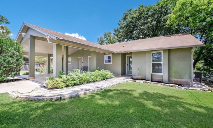 Seguin House | River View Staycation/FastWiFi/Firepit/ZDT Park