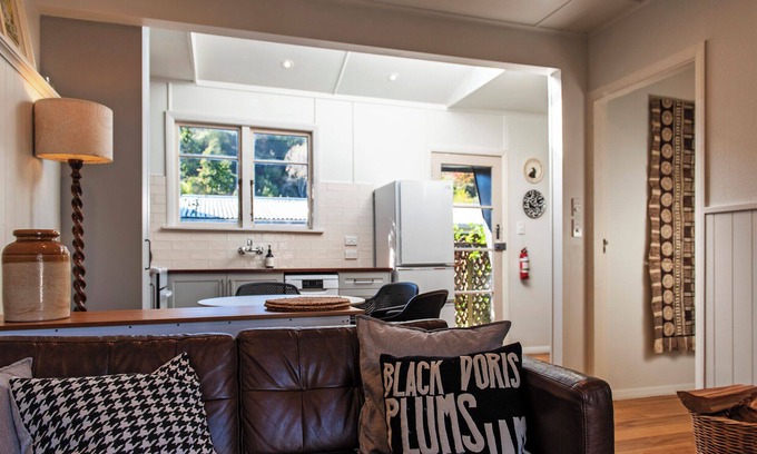 Nelson House | River Walk Cottage - Nelson's Charming Riverside Retreat