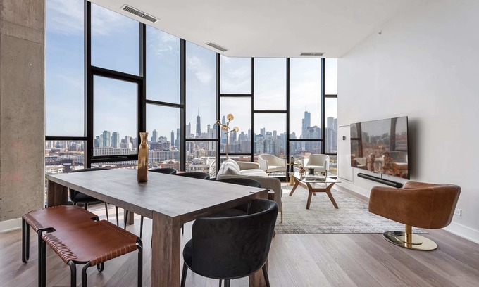 River West Apartment | River West 3BR Penthouse Duo: Skyline Comfort