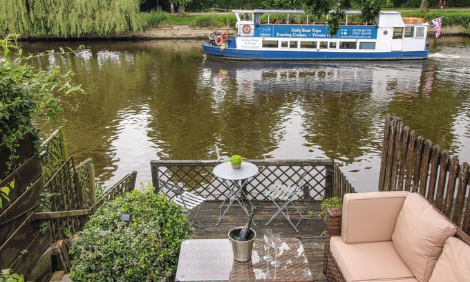 Shrewsbury Cottage | RIVERBANK, family friendly, with a garden in Shrewsbury