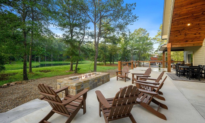 Broken Bow House | Riverbend Retreat - Gorgeous One Story with Loft, Waterfront Pond Access, Sleeps 16