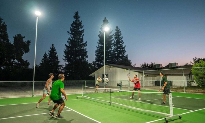 Kingsburg House | Riverfront Beauty with Pickle Ball Court