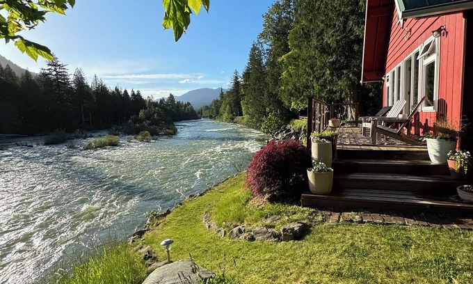 Baring House | Riverfront Cabin! BBQ, HOT TUB, FIRE PIT, 4 BEDROOMS