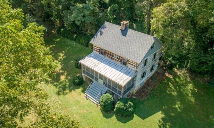 Luray Cabin | Riverfront Cabin! Fireplaces, Farm, Trail & Kayaks