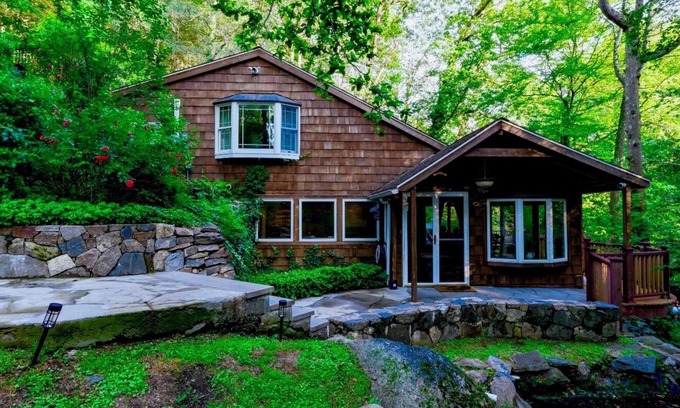 Greenwich Cottage | Riverfront Cottage-Heated Pool-Hot Tub-Fireplace 35minutes from New York City