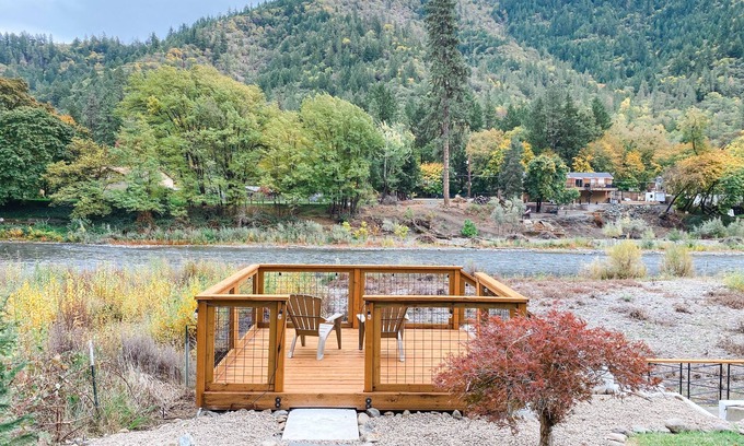 Grants Pass House | Riverfront House with hot tub, game room and more!