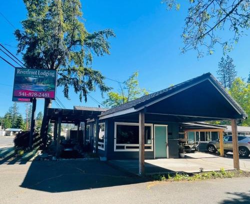 Shady Cove Hotel | Riverfront Lodging
