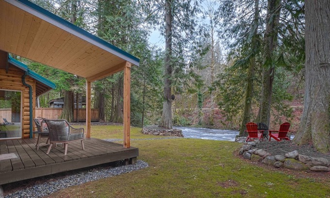 Hobart Cabin | Riverfront Retreat on the Cedar River