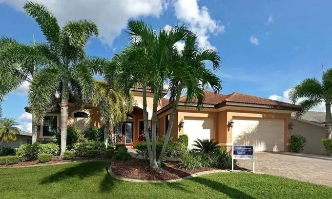 Caloosahatchee Villa | Riverhouse Queen - Spacious Spacious Cape Coral Riverfront Retreat