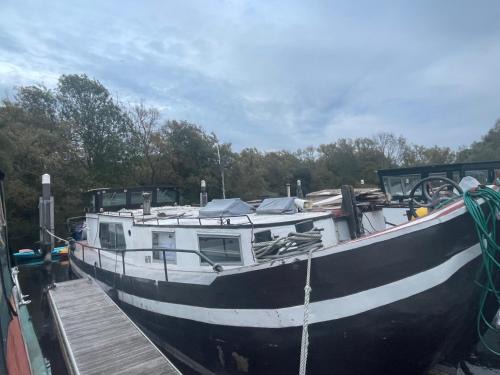 Reading House | Riverside Boat Stay Perfect for Mini Breaks