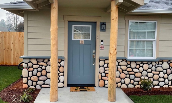 Grants Pass House | Riverside Cabin 5 - (Brand New Construction)