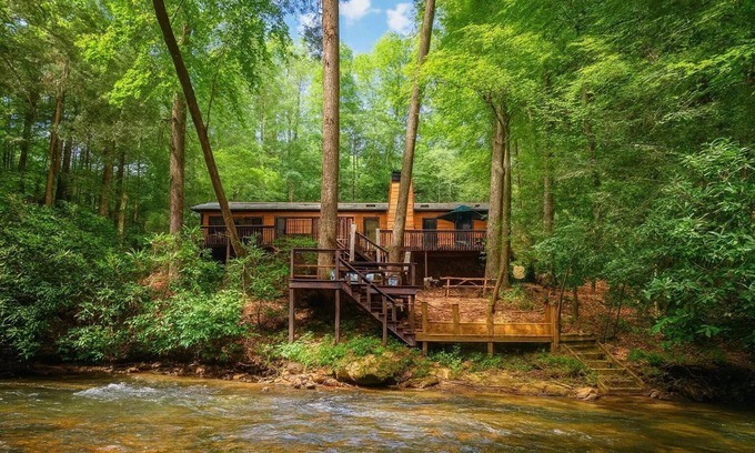 Cashes Valley Cabin | Riverside-Dog Friendly-Fenced Yard-King Suites-Hot Tub-10 Minutes to Downtown
