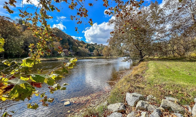 Piney Creek Cabin | Riverside Escape Too: 4 BR, 2.5 BA Cabin or Bungalow in Piney Creek, Sleeps 8
