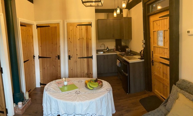 St. Mary's Cabin | Riverside Guesthouse Peaceful Hideaway near London